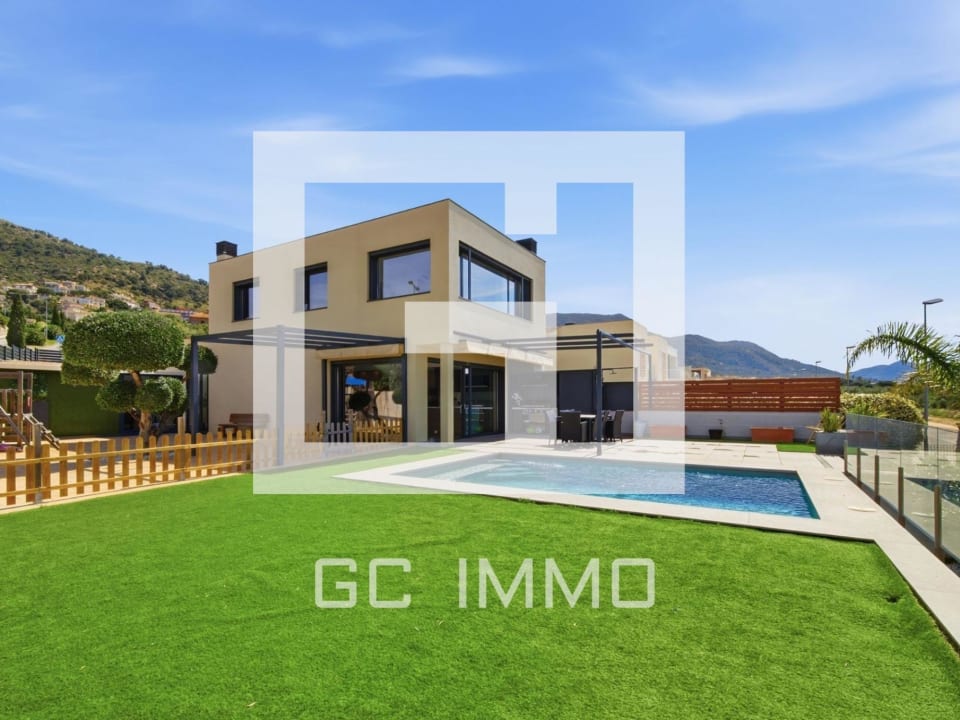 CASA CON PISCINA Y ACABADOS DE ALTA CALIDAD CON VISTAS PANORÁMICAS — 1