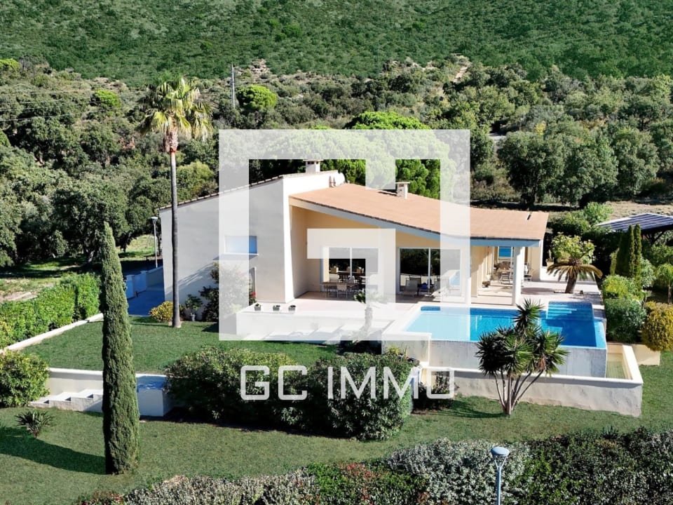 Villa de lujo con amplios espacios, piscina y gran parcela — 1