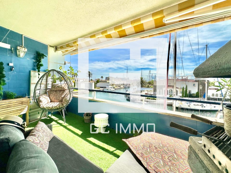 Apartamento con vistas a los canales en Empuriabrava — 1