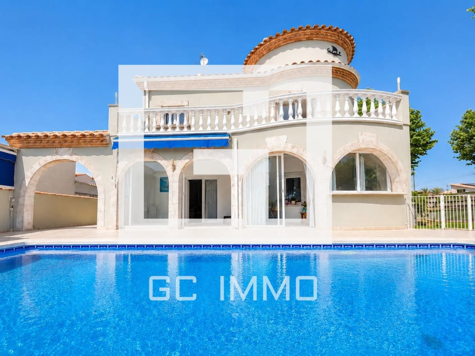 Casa con piscina en Empuriabrava — 1