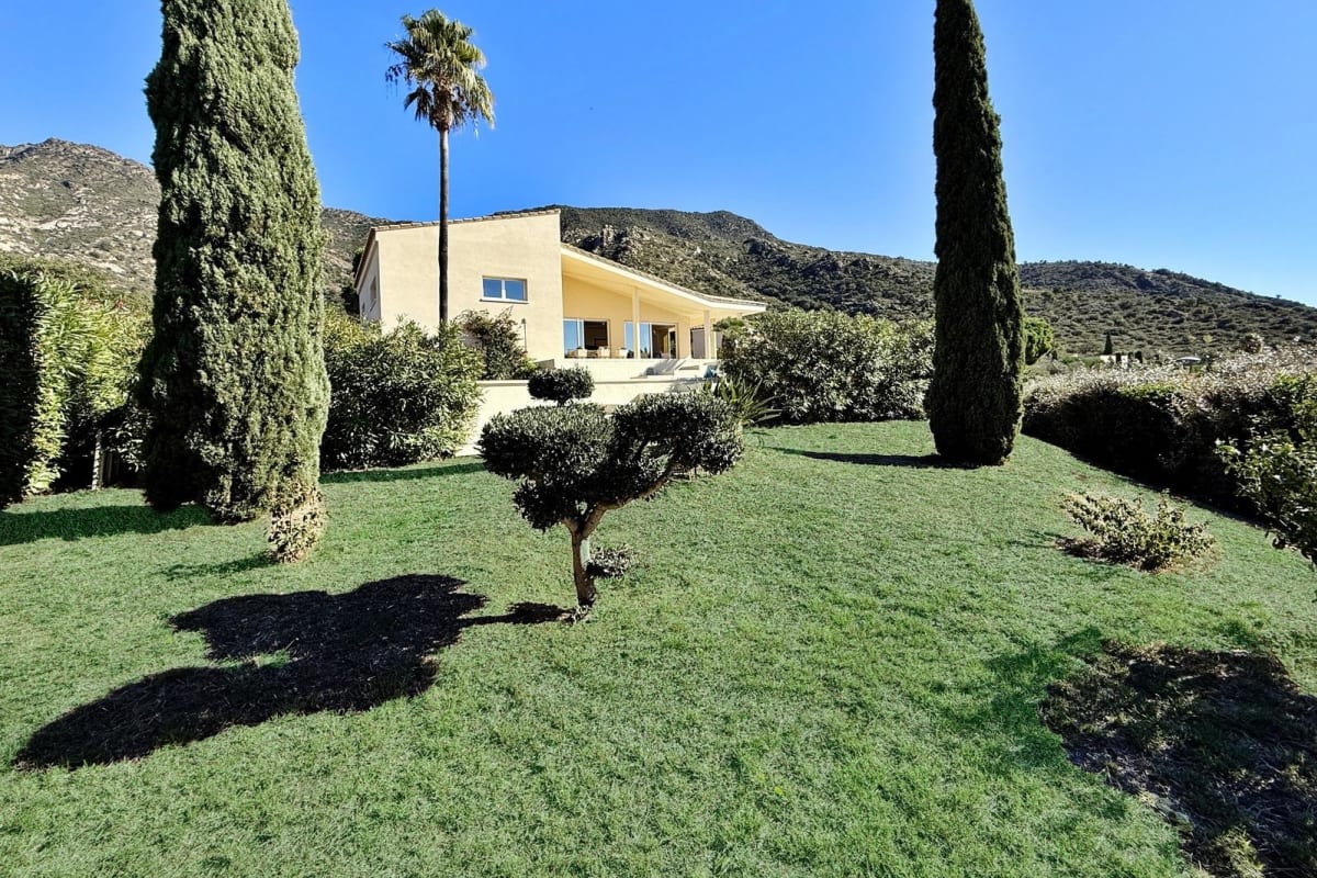 Villa de lujo con amplios espacios, piscina y gran parcela — 35