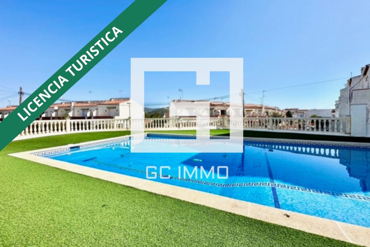 Casa adosada con piscina en Puig Rom — 1