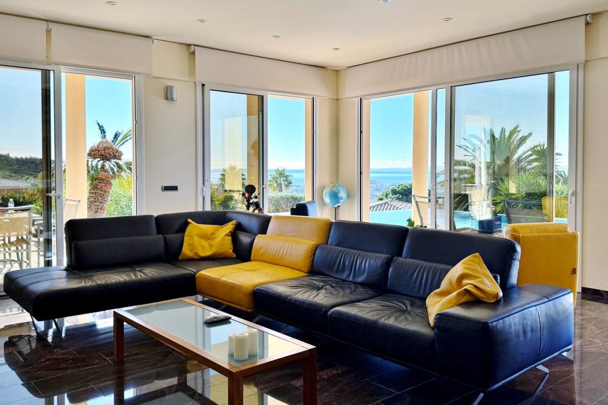 Villa de lujo con amplios espacios, piscina y gran parcela — 12