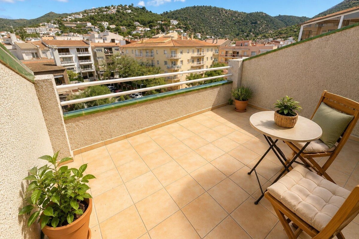 Ático dúplex en venta en el centro de Roses, a 100 m de la playa y del puerto — 14