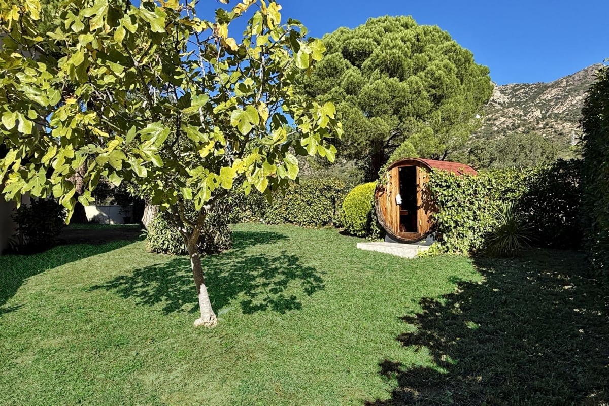Villa de lujo con amplios espacios, piscina y gran parcela — 33
