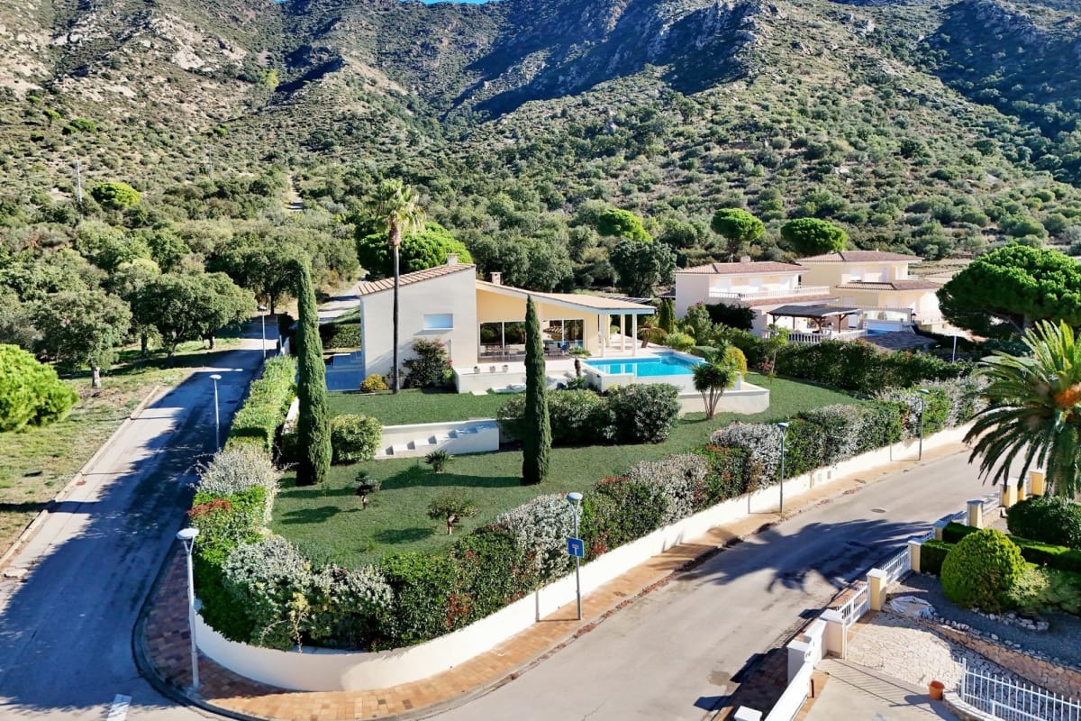 Villa de lujo con amplios espacios, piscina y gran parcela — 2