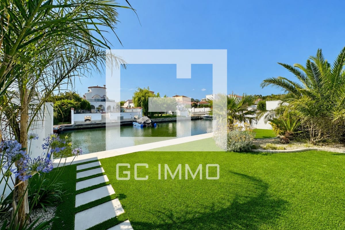 Casa de una sola planta con amarre y piscina en los canales de Empuriabrava — 1