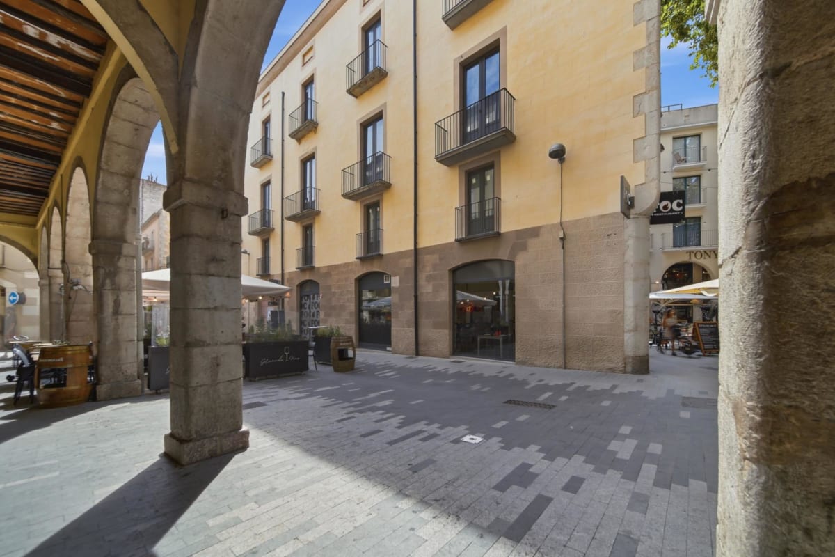Edifico de 14 apartamentos turísticos en pleno centro de Figueres — 2