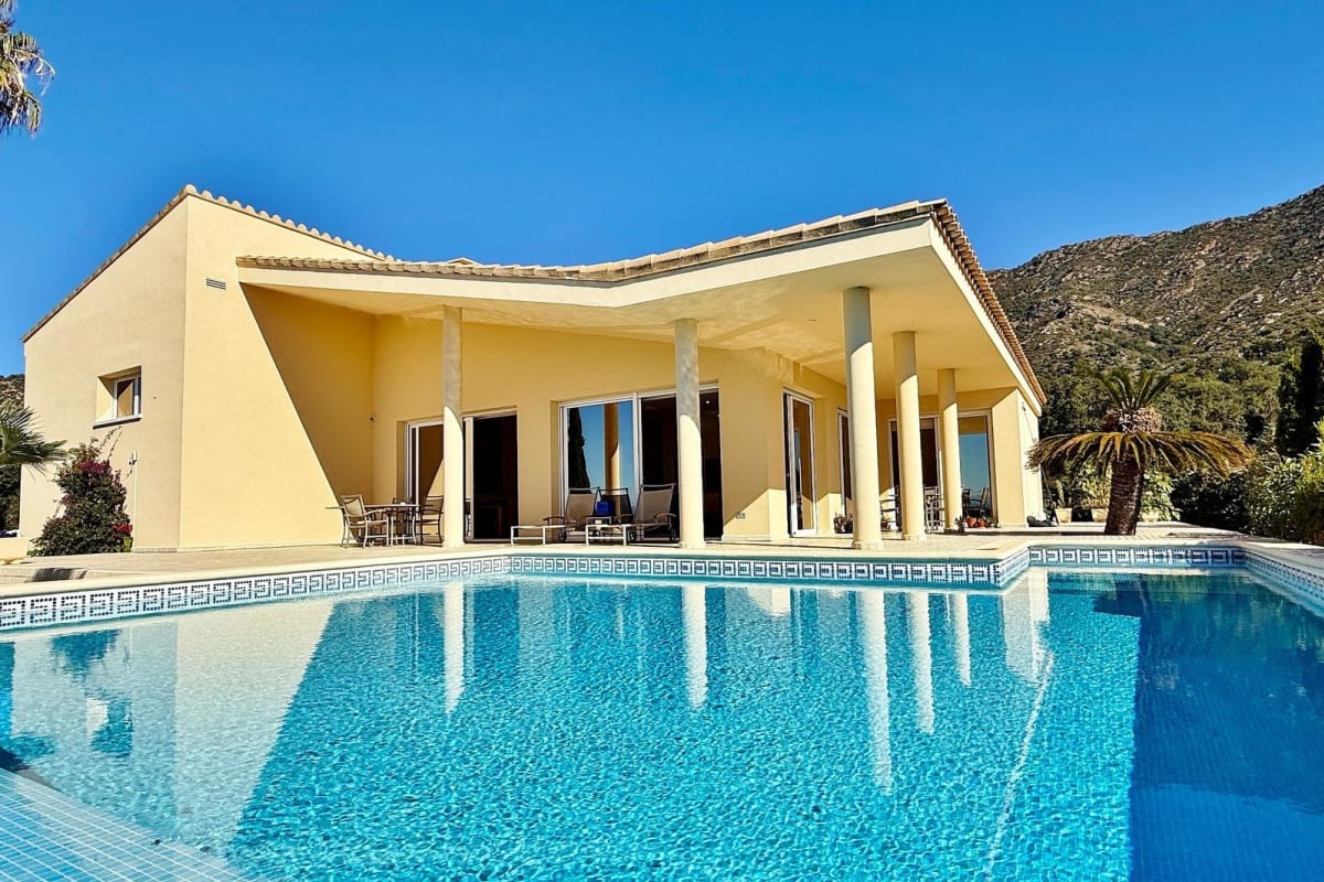 Villa de lujo con amplios espacios, piscina y gran parcela — 6