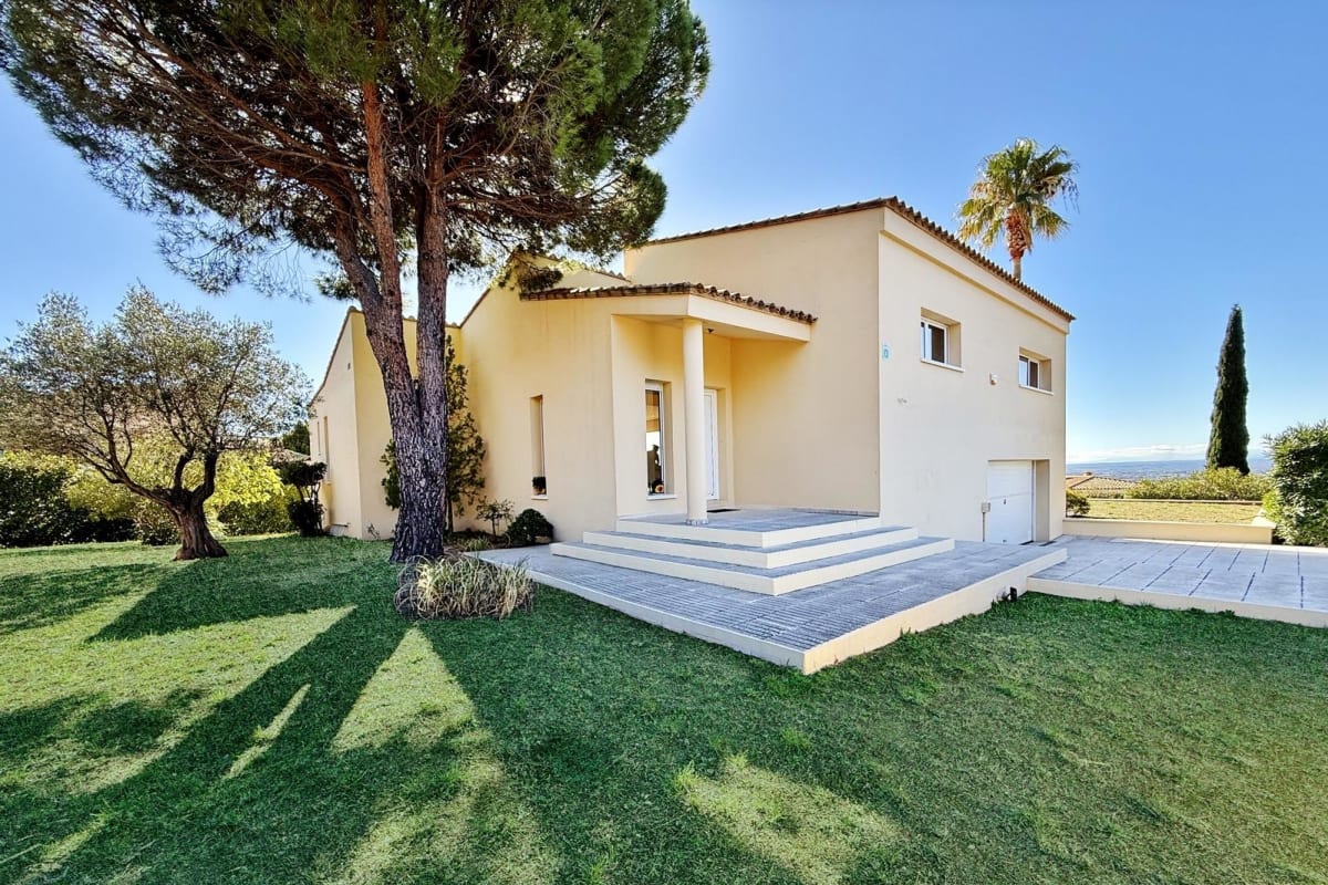 Villa de lujo con amplios espacios, piscina y gran parcela — 32