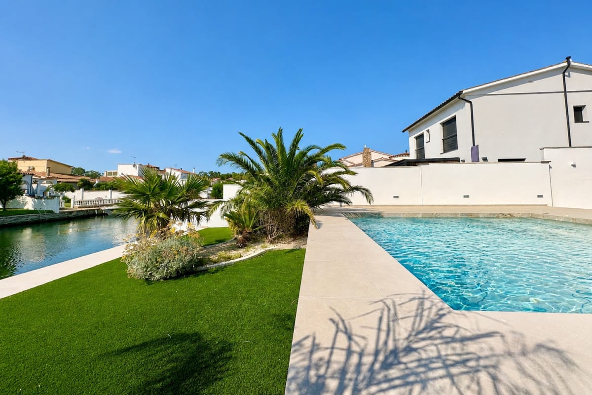 Casa de una sola planta con amarre y piscina en los canales de Empuriabrava — 10
