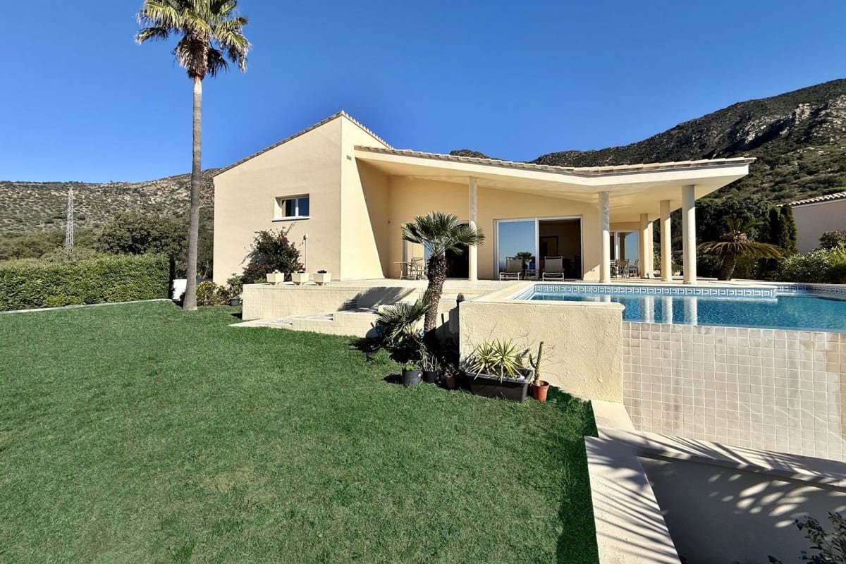 Villa de lujo con amplios espacios, piscina y gran parcela — 5