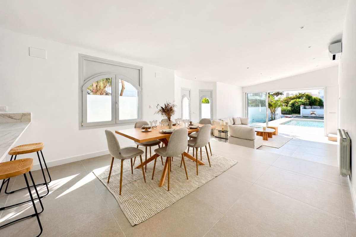 Casa de una sola planta con amarre y piscina en los canales de Empuriabrava — 21