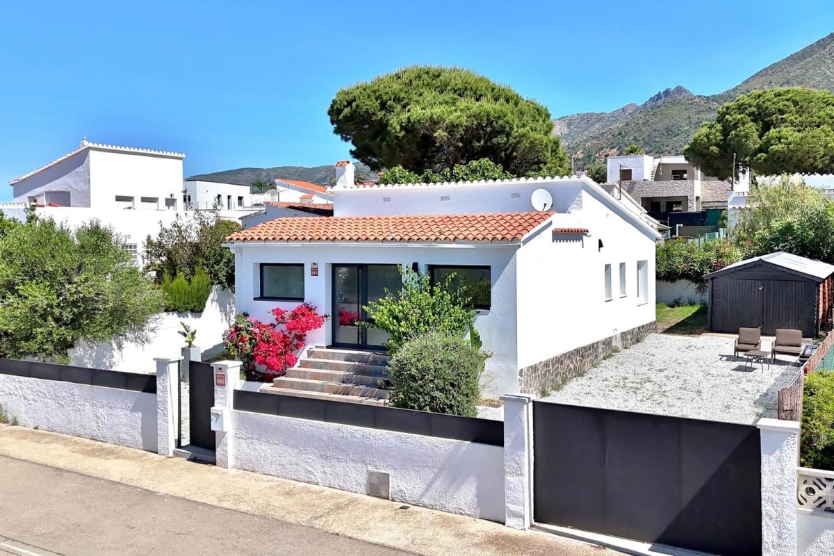 Villa independiente reformada de 3 dormitorios en Roses — 2