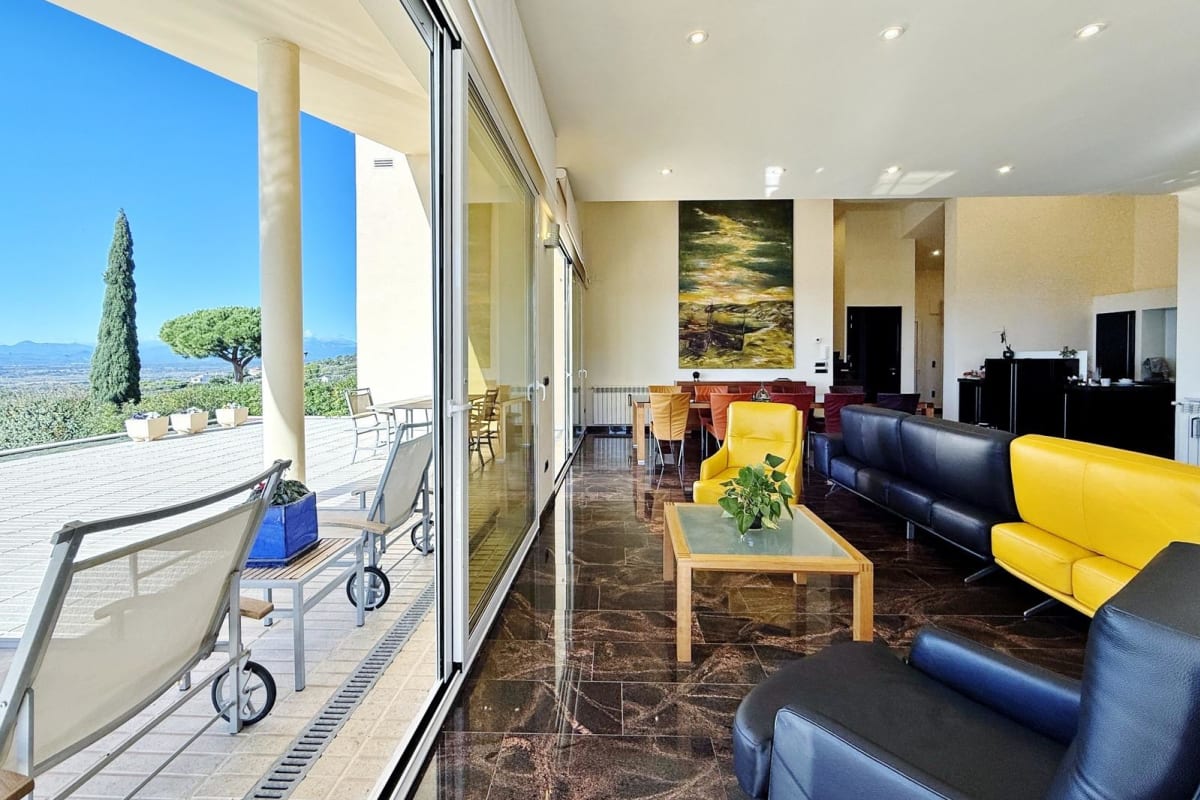 Villa de lujo con amplios espacios, piscina y gran parcela — 14