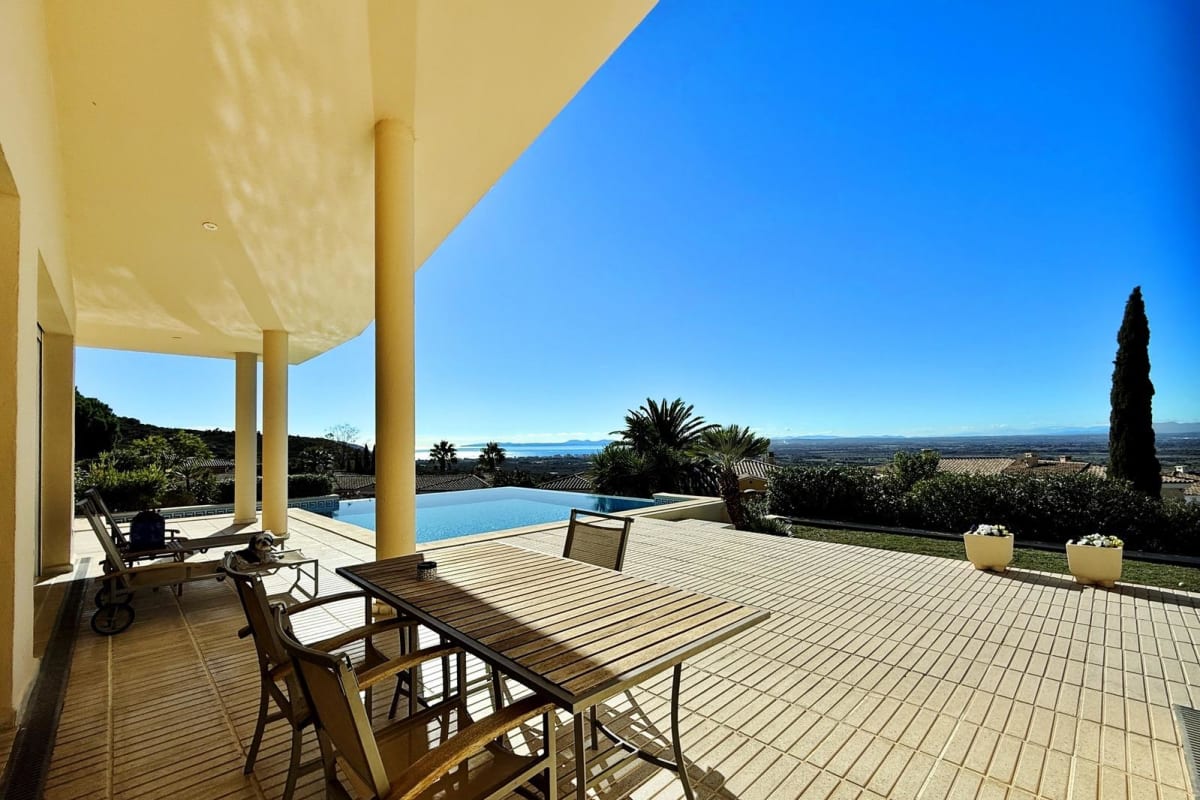 Villa de lujo con amplios espacios, piscina y gran parcela — 8