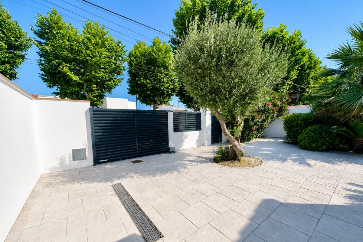 Casa de una sola planta con amarre y piscina en los canales de Empuriabrava — 51