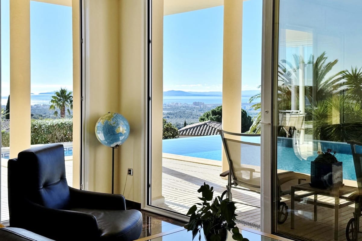 Villa de lujo con amplios espacios, piscina y gran parcela — 13