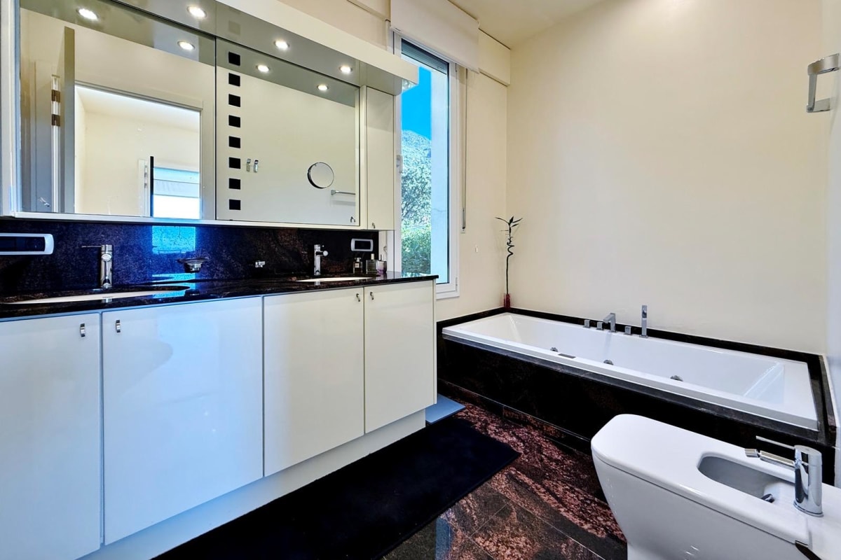 Villa de lujo con amplios espacios, piscina y gran parcela — 21