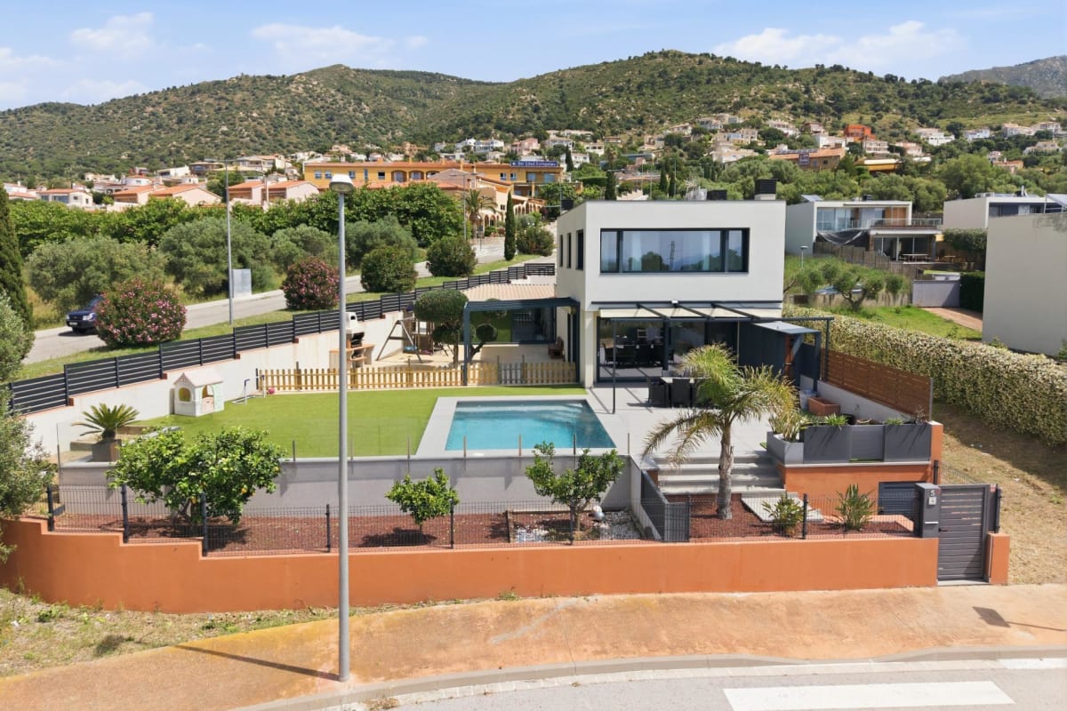 CASA CON PISCINA Y ACABADOS DE ALTA CALIDAD CON VISTAS PANORÁMICAS — 48