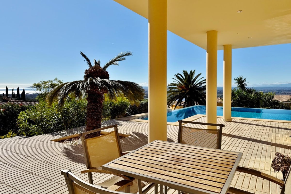 Villa de lujo con amplios espacios, piscina y gran parcela — 37