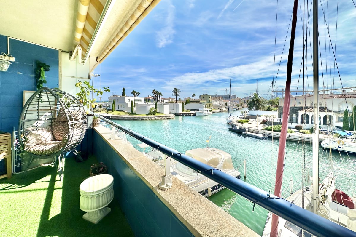 Apartamento con vistas a los canales en Empuriabrava — 4