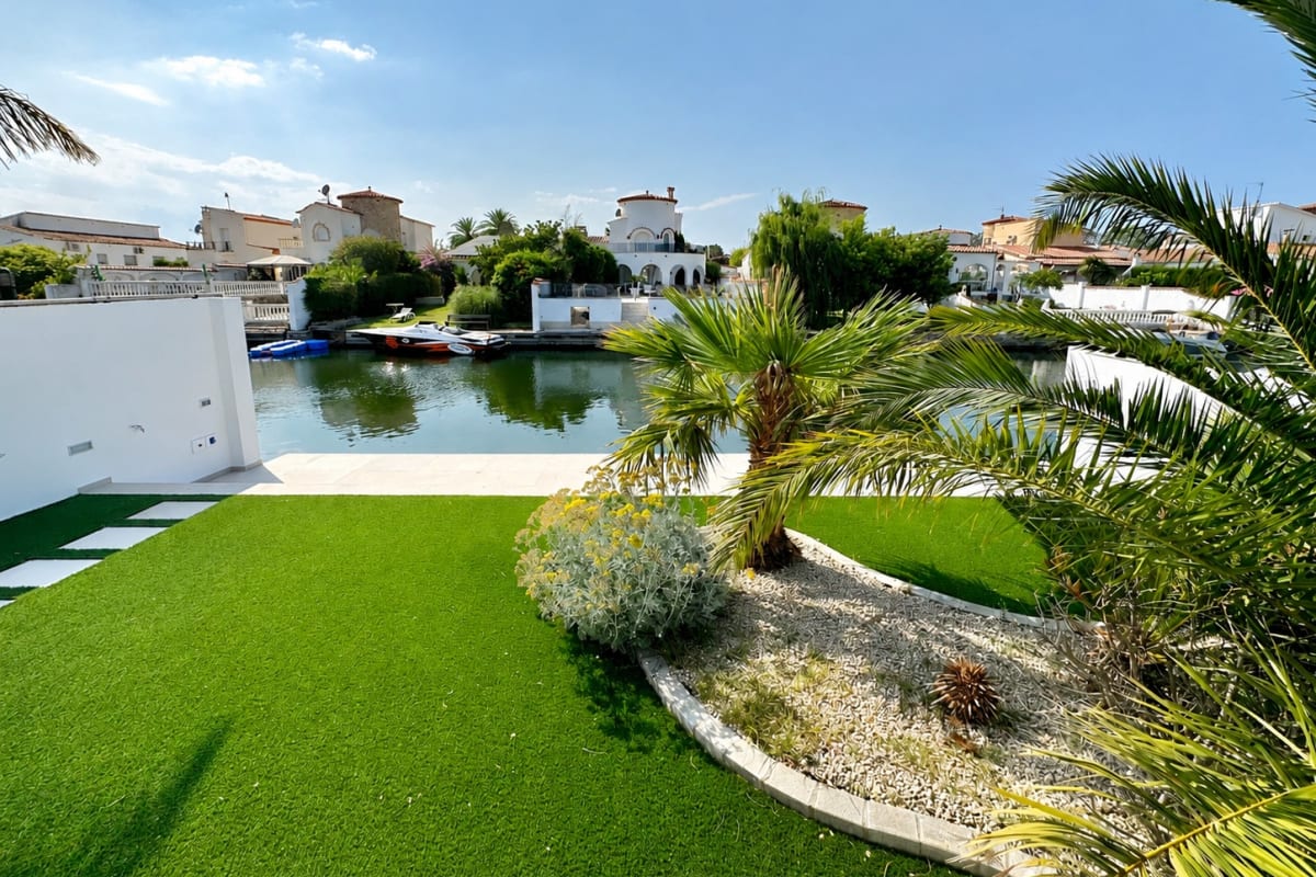 Casa de una sola planta con amarre y piscina en los canales de Empuriabrava — 9