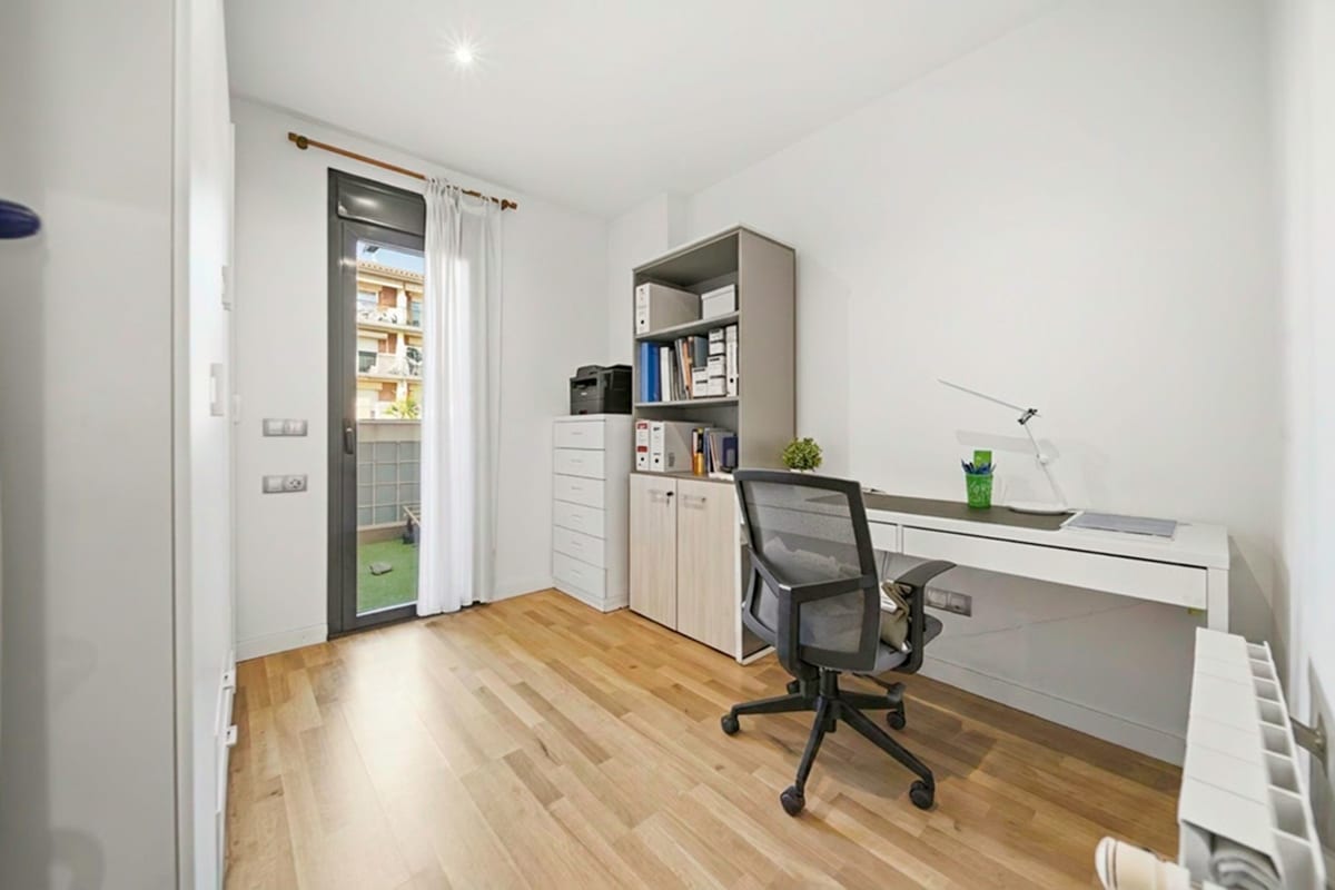 Piso centrico en roses con parking y ascensor  — 25