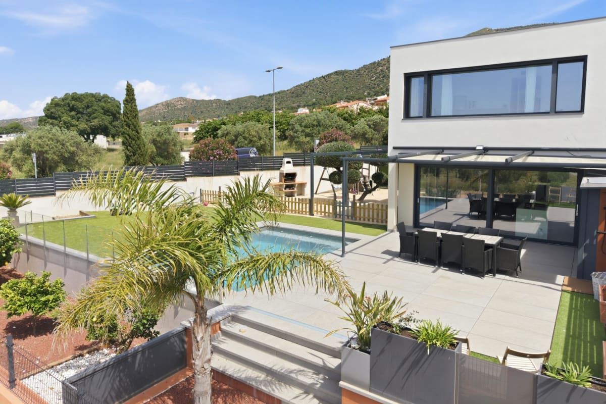 CASA CON PISCINA Y ACABADOS DE ALTA CALIDAD CON VISTAS PANORÁMICAS — 2