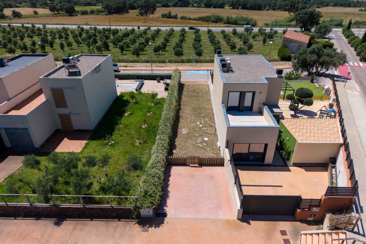 Terreno edificable en Palau-saverdera con vistas espectaculares y bajo coste de construcción — 9