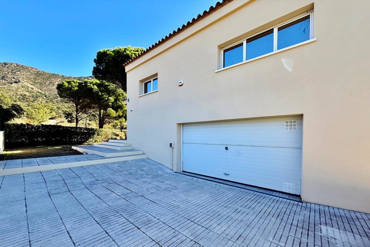 Villa de lujo con amplios espacios, piscina y gran parcela — 34