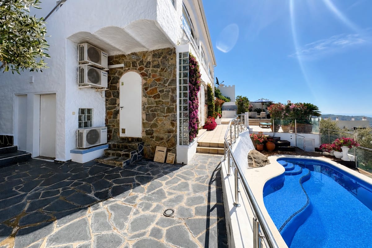 Casa única con vistas panorámicas al mar en el Puig Rom — 13