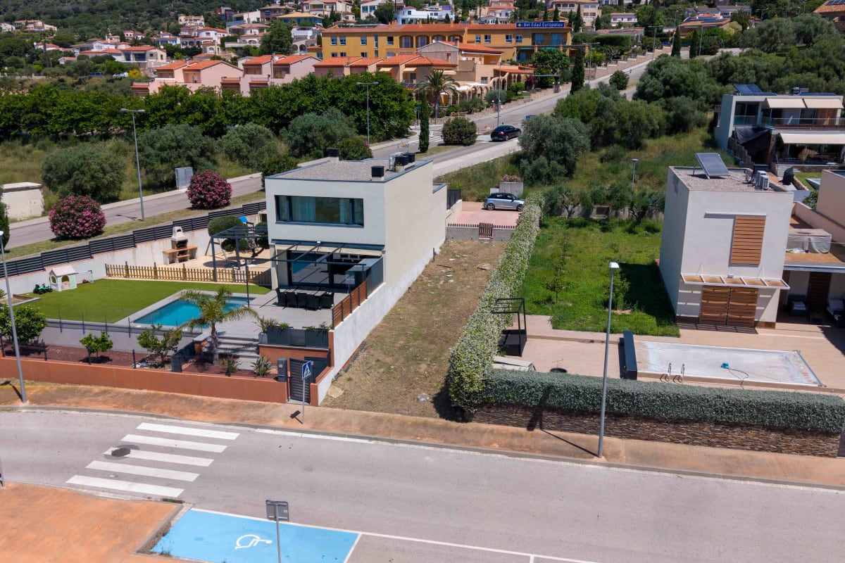 Terreno edificable en Palau-saverdera con vistas espectaculares y bajo coste de construcción — 16
