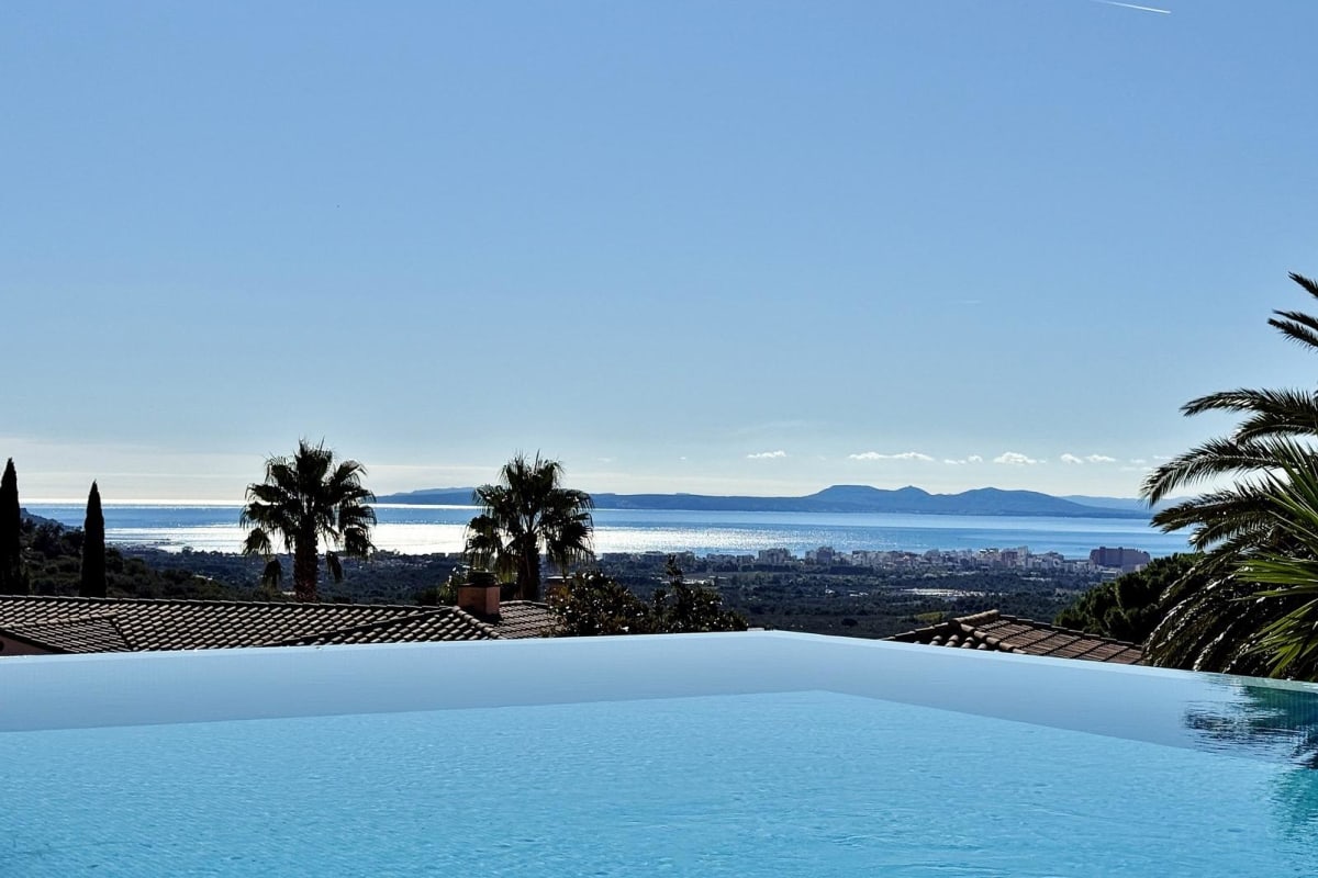 Villa de lujo con amplios espacios, piscina y gran parcela — 7