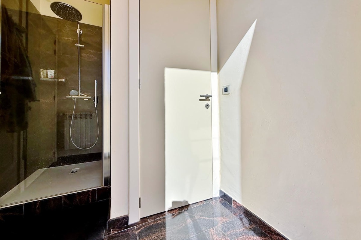 Villa de lujo con amplios espacios, piscina y gran parcela — 30