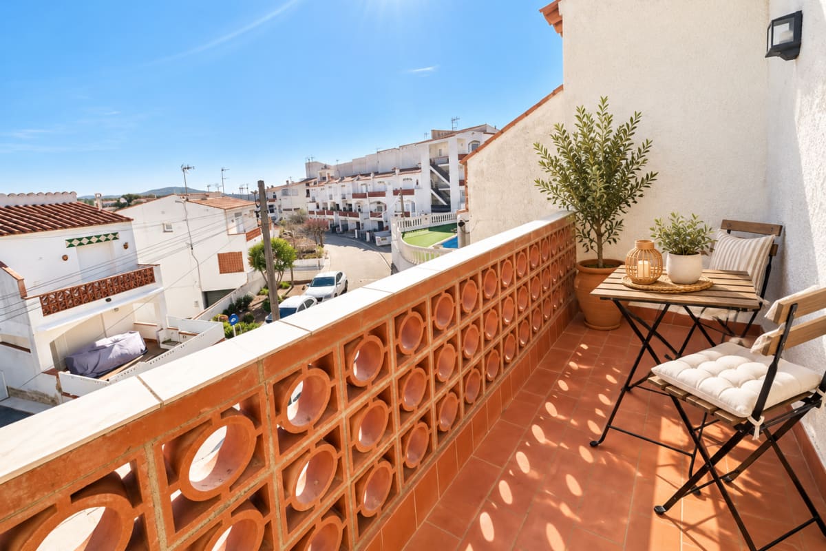 Casa adosada con piscina en Puig Rom — 7