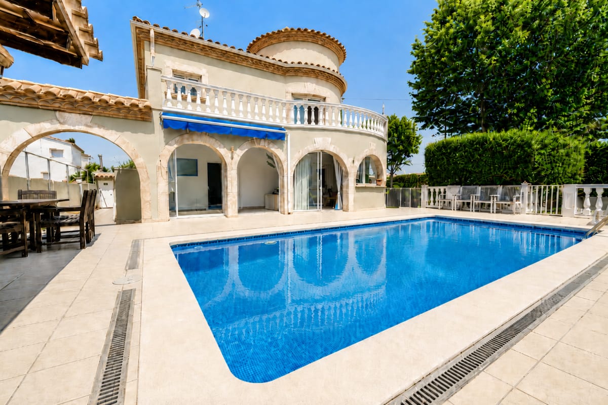 Casa con piscina en Empuriabrava — 2
