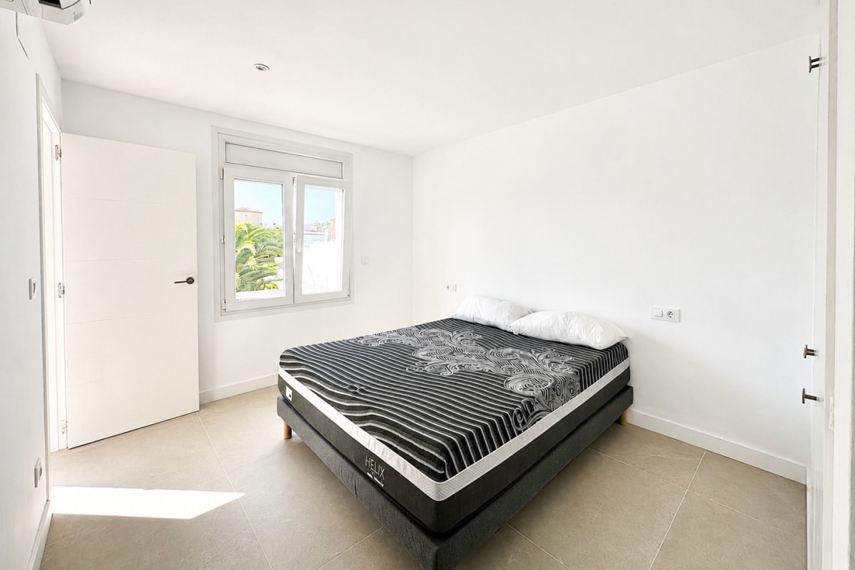 Casa de una sola planta con amarre y piscina en los canales de Empuriabrava — 40