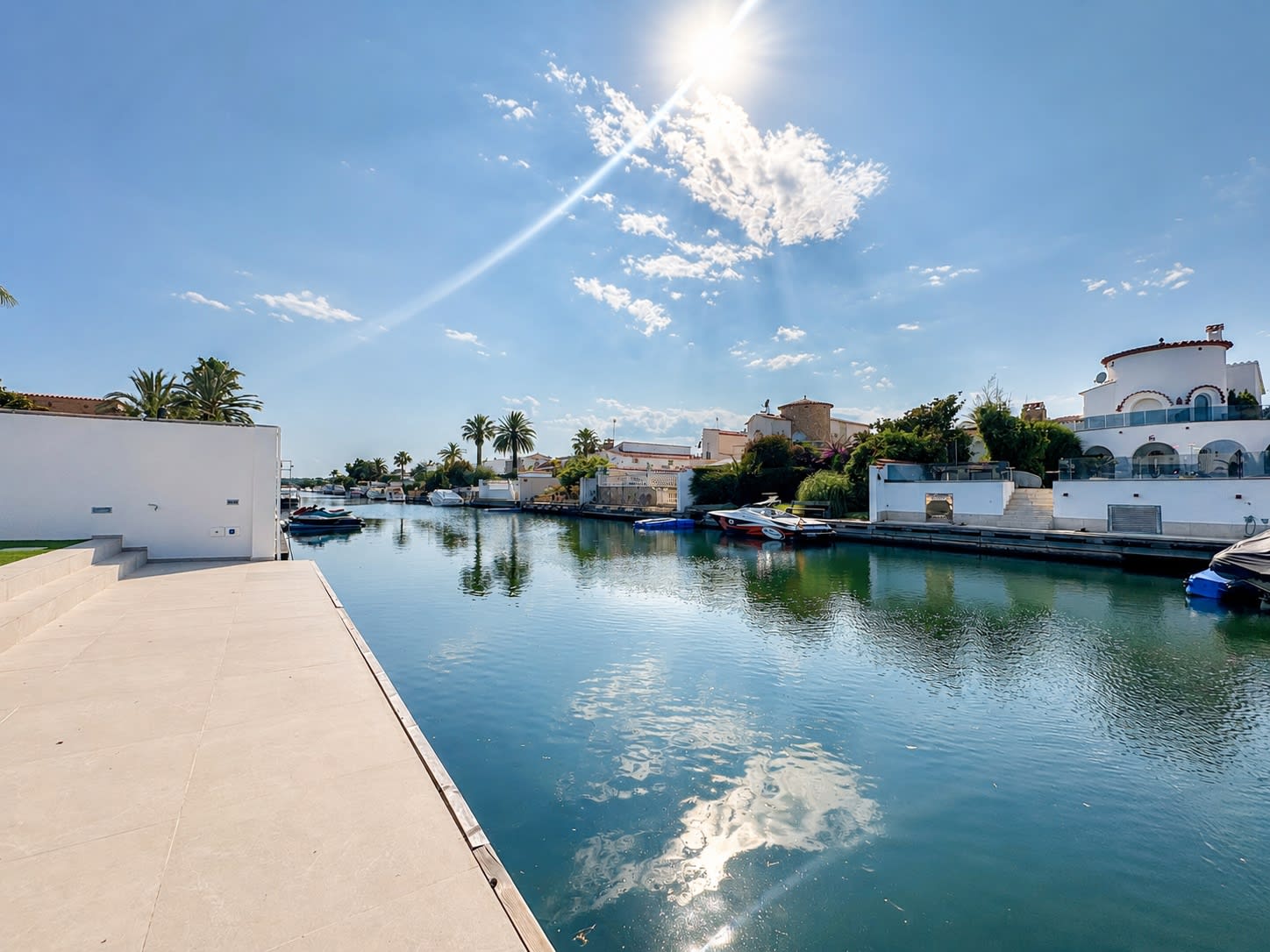 Casa de una sola planta con amarre y piscina en los canales de Empuriabrava — 8