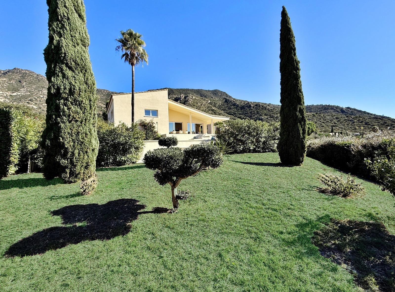 Villa de lujo con amplios espacios, piscina y gran parcela — 35