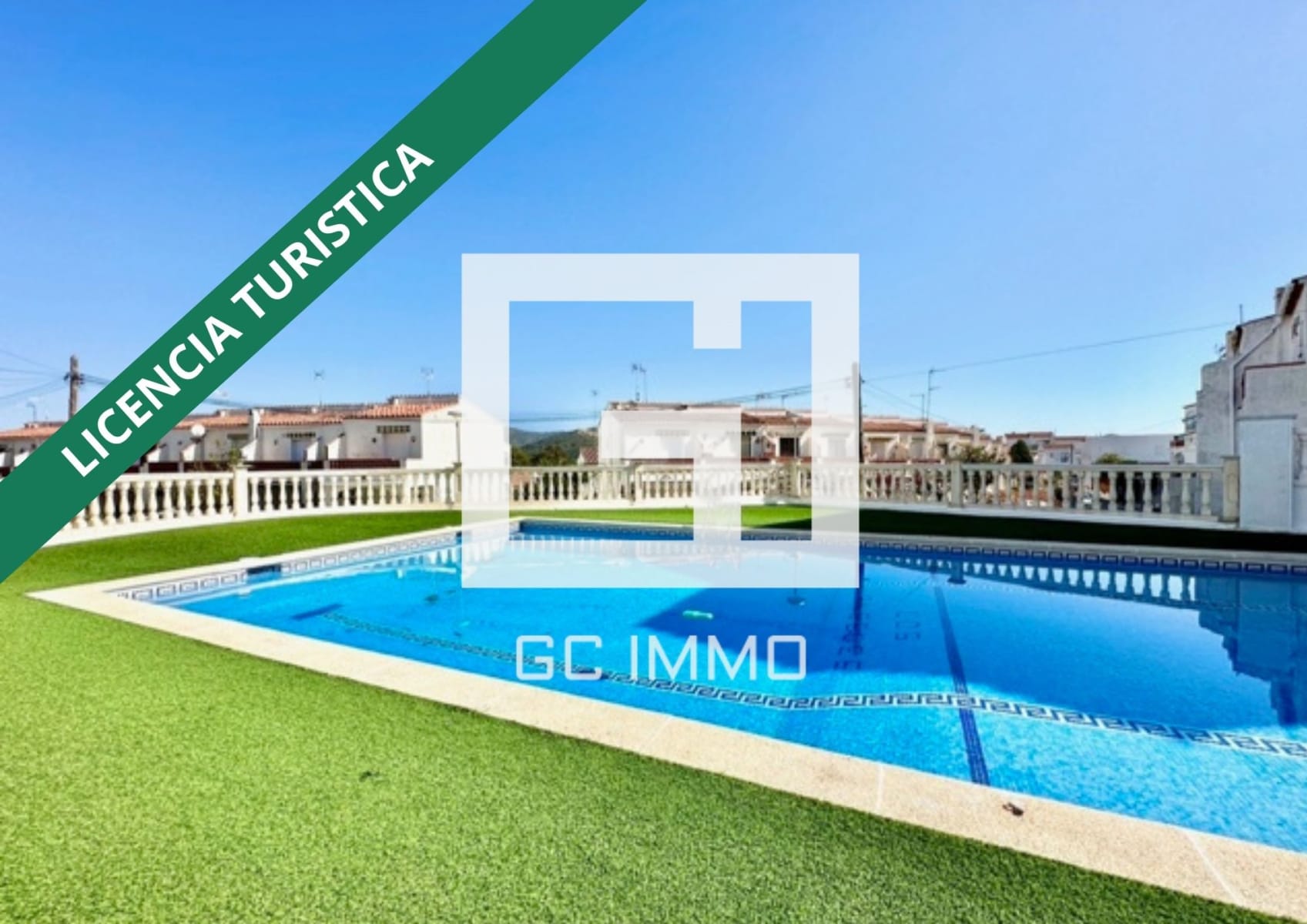 Casa adosada con piscina en Puig Rom — 1