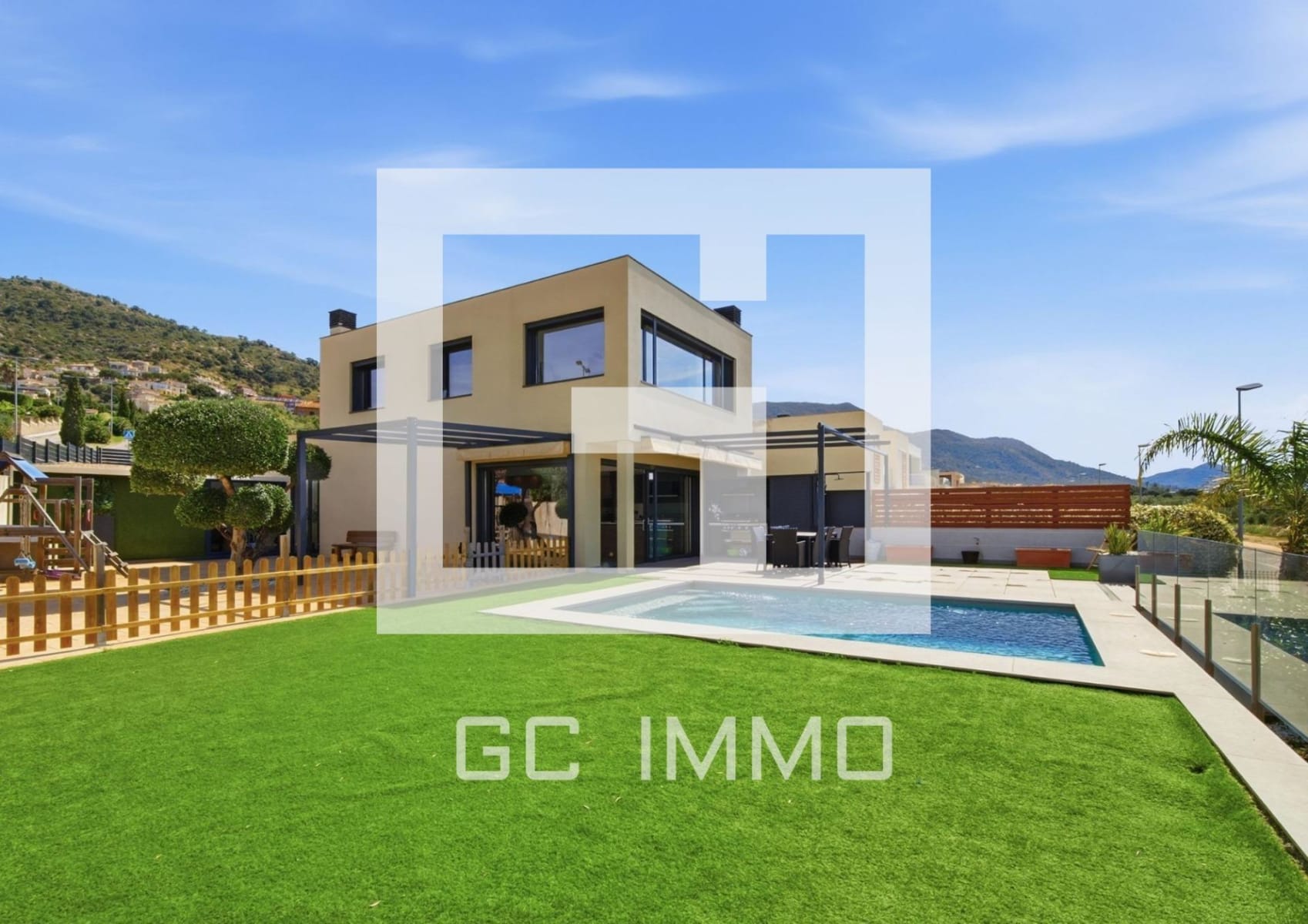 CASA CON PISCINA Y ACABADOS DE ALTA CALIDAD CON VISTAS PANORÁMICAS — 1