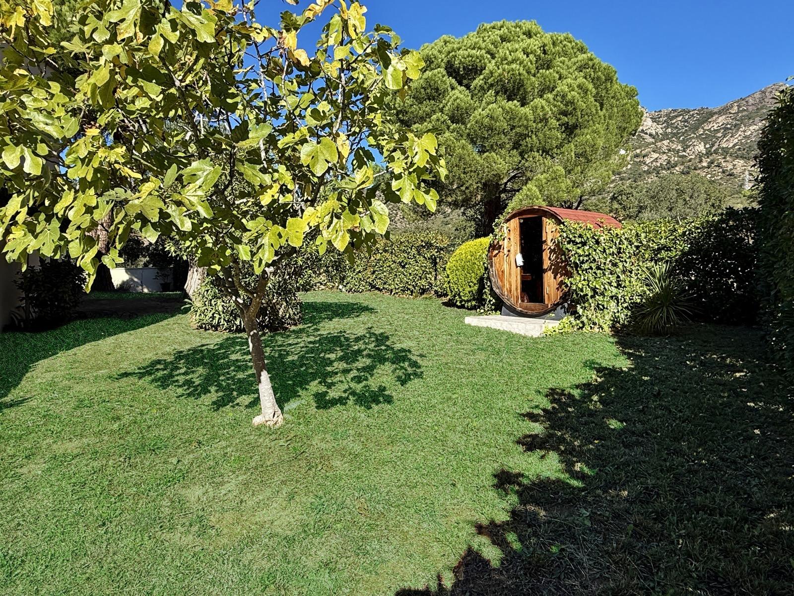 Villa de lujo con amplios espacios, piscina y gran parcela — 33