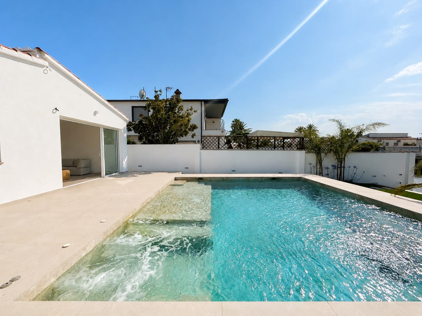 Casa de una sola planta con amarre y piscina en los canales de Empuriabrava — 4