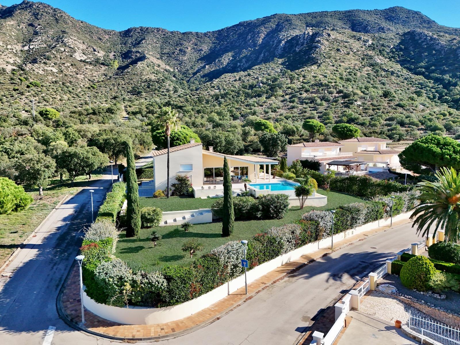 Villa de lujo con amplios espacios, piscina y gran parcela — 2
