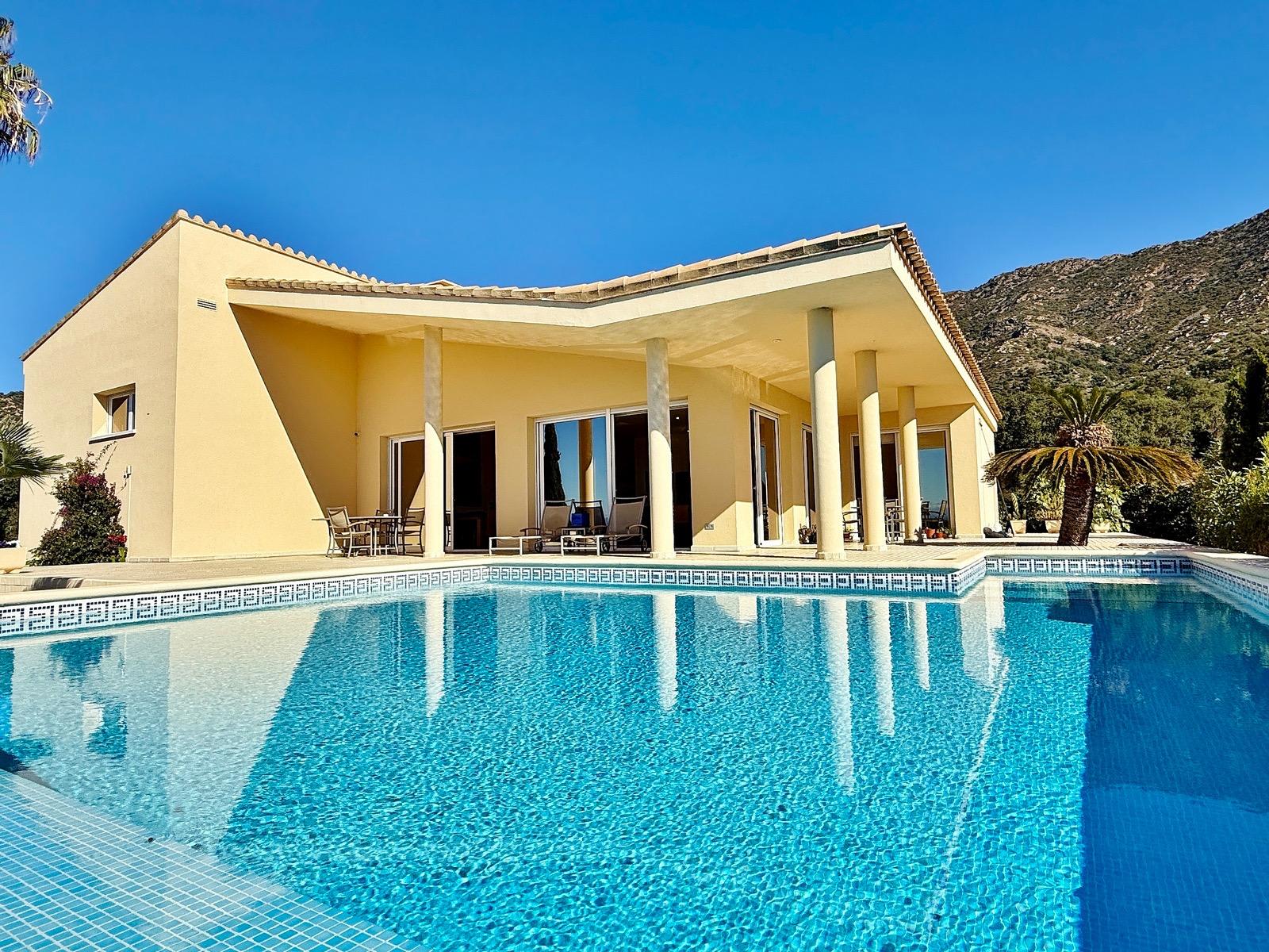 Villa de lujo con amplios espacios, piscina y gran parcela — 6