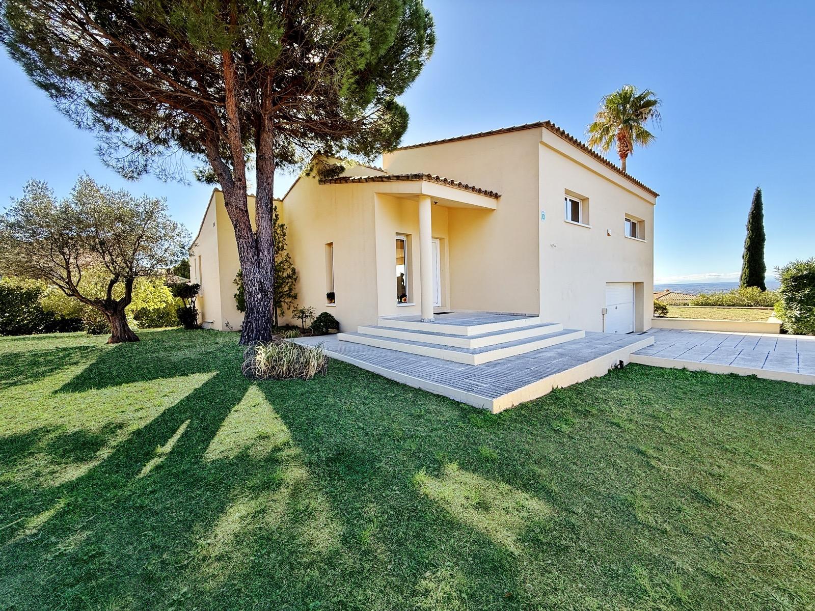 Villa de lujo con amplios espacios, piscina y gran parcela — 32