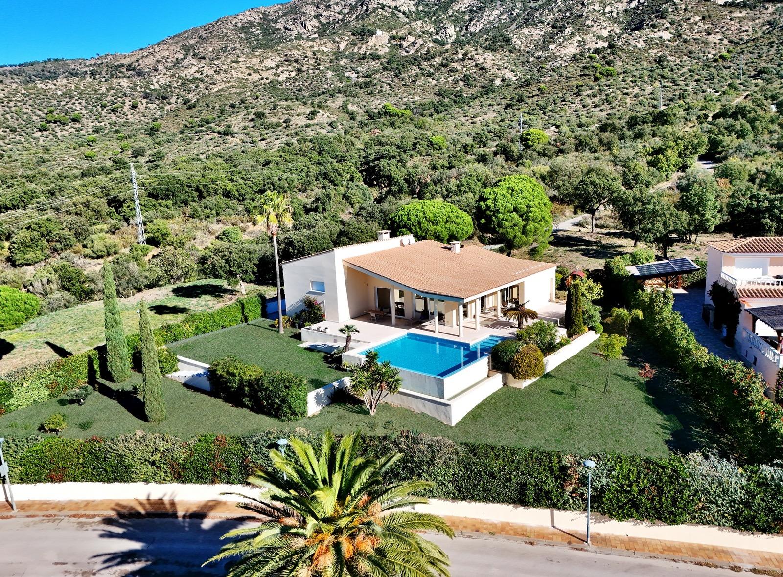 Villa de lujo con amplios espacios, piscina y gran parcela — 3