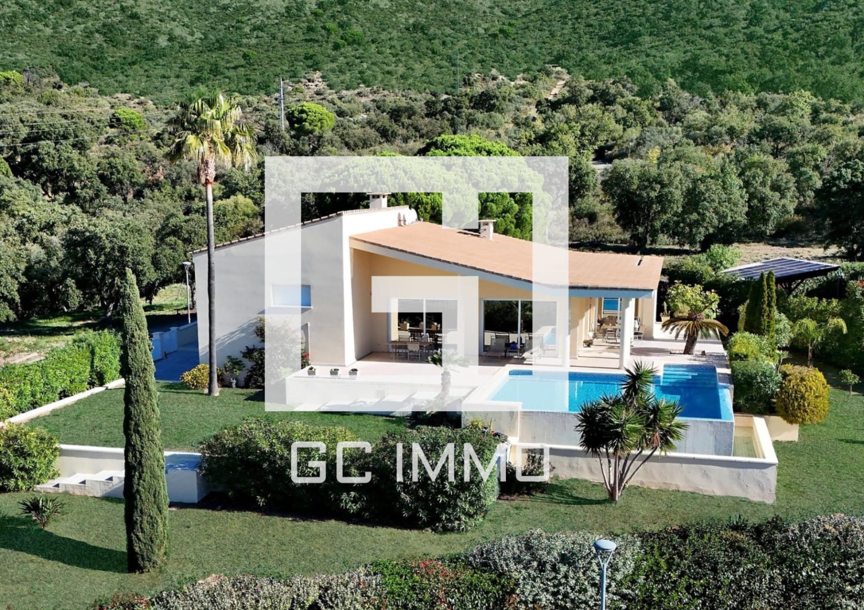 Villa de lujo con amplios espacios, piscina y gran parcela — 1