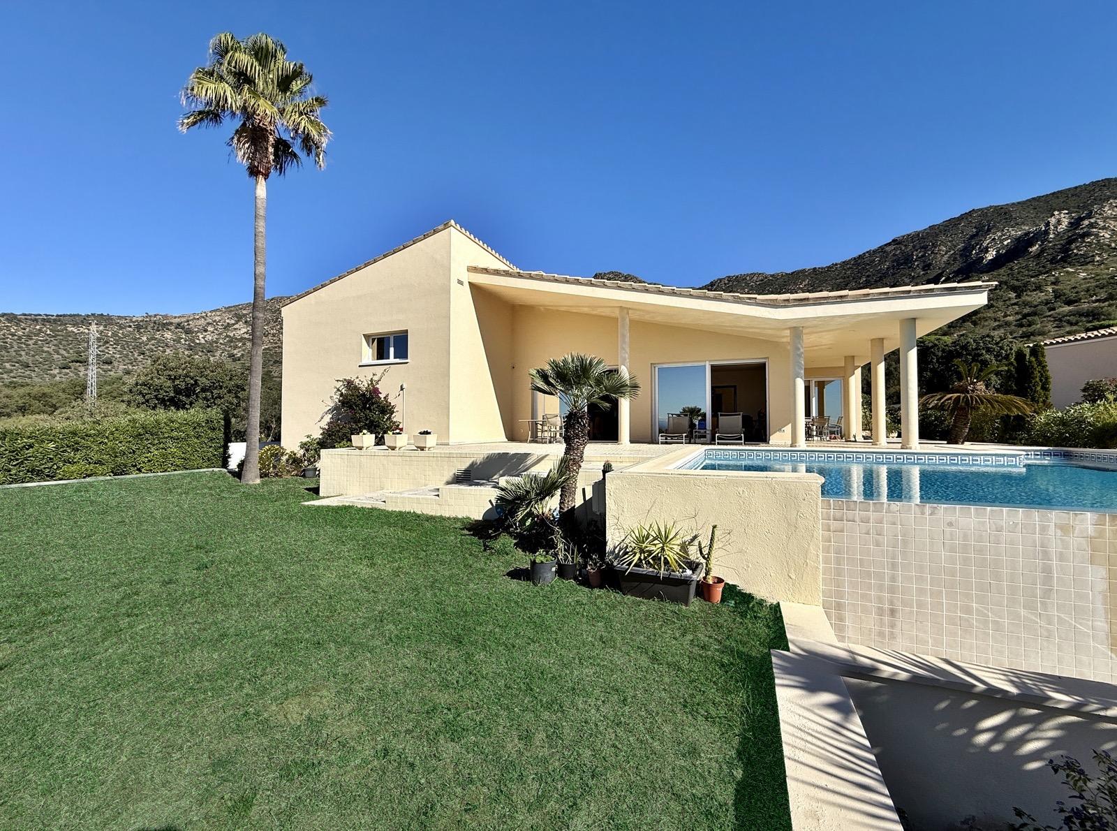 Villa de lujo con amplios espacios, piscina y gran parcela — 5